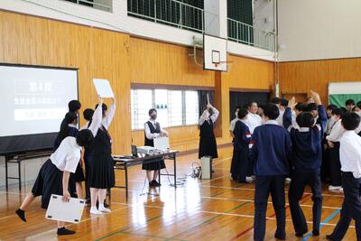 ⑤　２択クイズ「生徒会長の名前は」