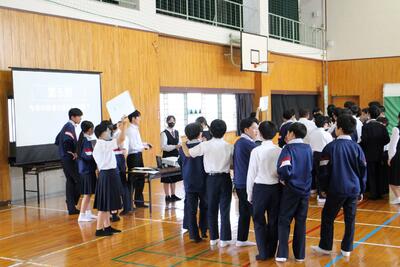 ⑥　２択クイズ「体育大会のスローガンは」