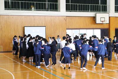⑦　２択クイズ「今年優勝するのは何団？」