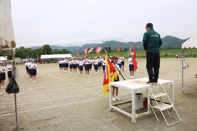 １６　閉会式　総合優勝旗授与