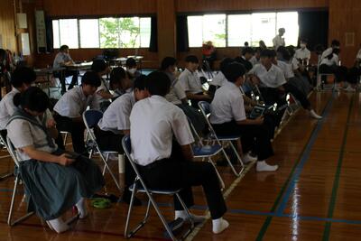 学級ごとに話合い中