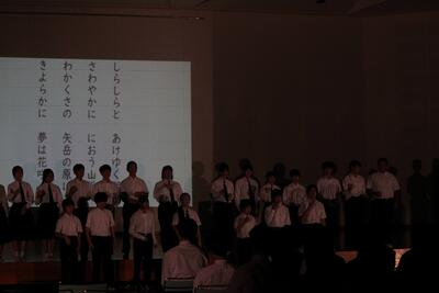 １年　手話にて校歌