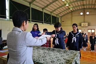 修了書を受け取る生徒