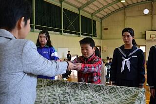 修了証を受け取る児童