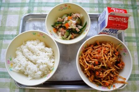 減量麦ごはん・なすのミートスパゲティ・ツナサラダ・牛乳