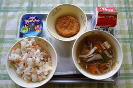 ちらしずし・魚そうめん汁・枝豆と豆腐のミンチカツ・七夕ゼリー・牛乳