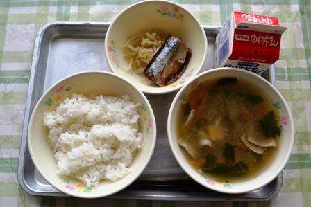 麦ごはん・みぞれ汁・さんまの生姜煮・ゆでもやし･牛乳