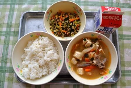 麦ごはん・キムチ汁・高菜そぼろ丼・牛乳