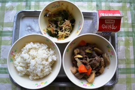 麦ごはん・牛肉の大和煮・梅かつおあえ・牛乳