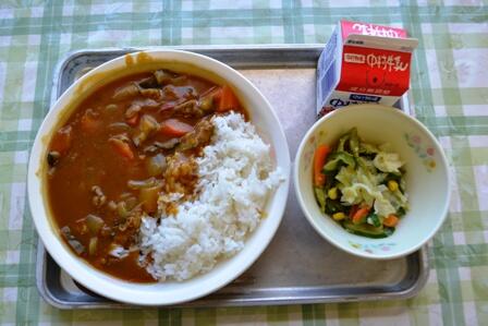 麦ごはん・夏野菜カレー・ドレッシングサラダ