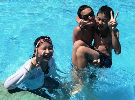 プールで泳ぐ生徒