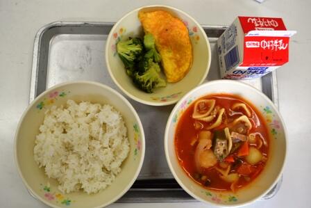 麦ごはん・夏野菜スープ・オムレツ･ゆでブロッコリー・牛乳