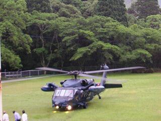 グランドにヘリ！