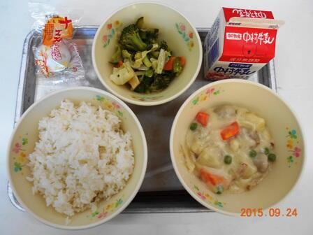 麦ごはん・ミートボールのクリーム煮・ブロッコリーサラダ・お月見大福・牛乳