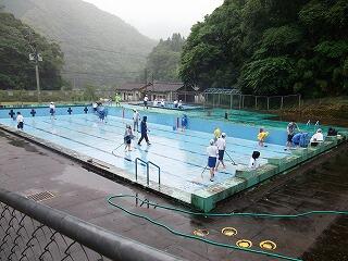 全校児童生徒で掃除