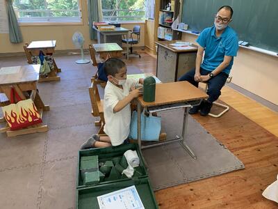 小学２年生は、算数で模型を使って立体の勉強をしました。