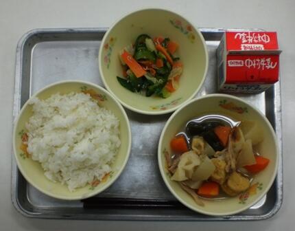 むぎごはん、おでん煮、ごまじゃこサラダ、牛乳