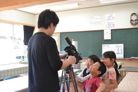 カメラに群がる児童 カメラに群がる児童