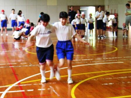 団の色を決定する２人３脚