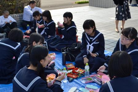 市民会館前にて