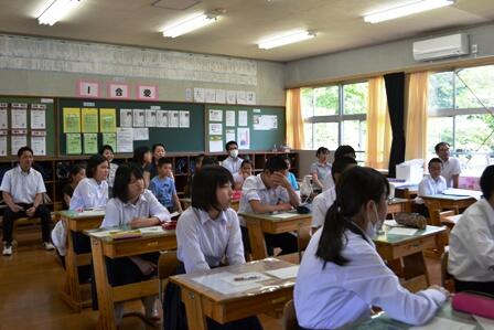 発表を聞くみんな