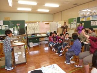 理科の実験をして、みんなにクイズを出しています。