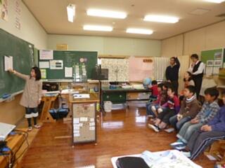 ２つの表を１つにする方法を説明しています。