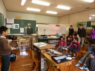 虫について、みんなにクイズを出しています。