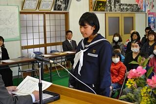 修了証書を手渡される生徒