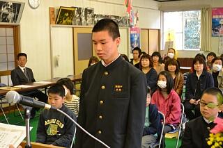 修了証書を手渡される生徒