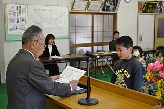 修了証書を手渡される児童