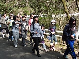 歩いている様子