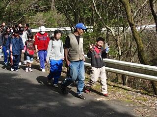 歩いている様子