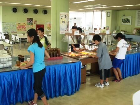 ブッフェ形式で