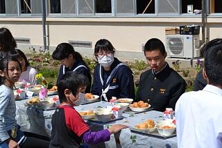 食べている様子