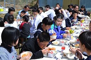 食べている様子