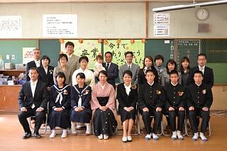 卒業生・保護者全員での集合写真
