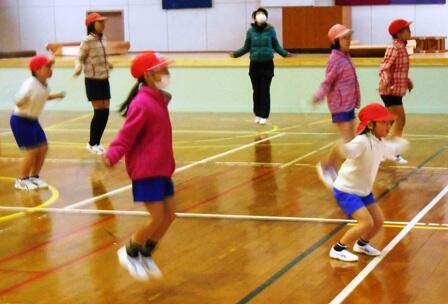 「縄跳び大会」にむけて特訓開始！