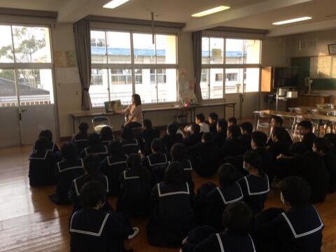 絵本の読み聞かせ