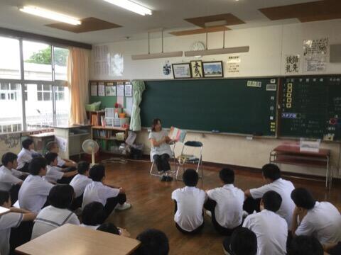 絵本の読み聞かせ