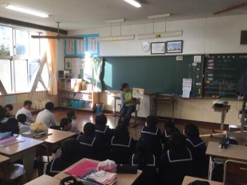 絵本の読み聞かせ