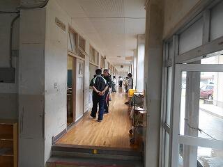 廊下にいる先生