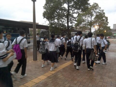 バスに乗り込み空港へ