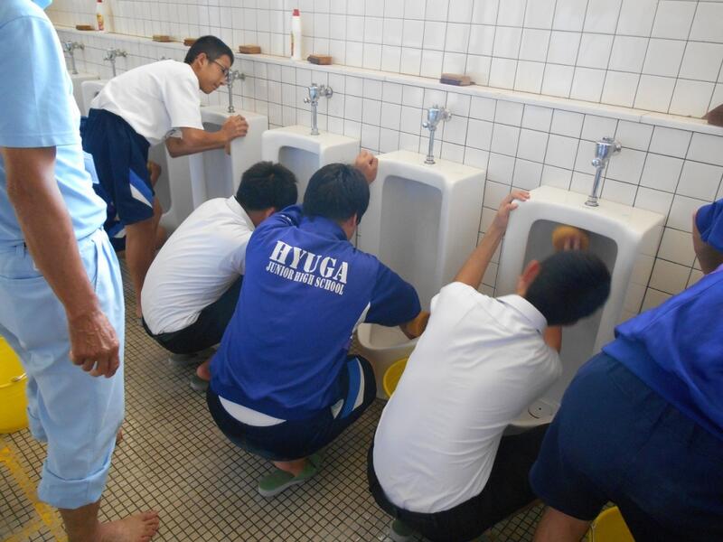 便器を磨いています。