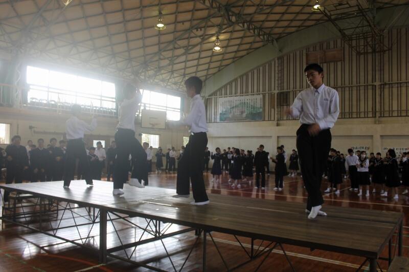 踊っています。