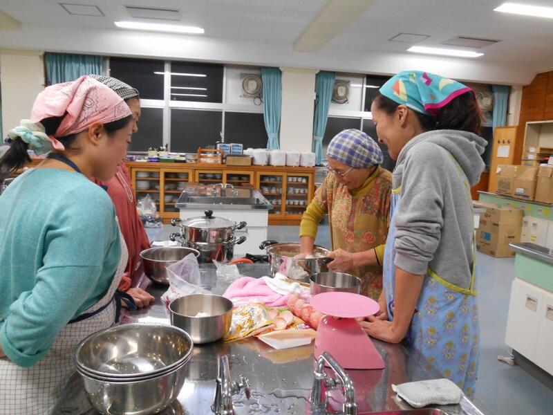 講師の先生に教えてもらっています。