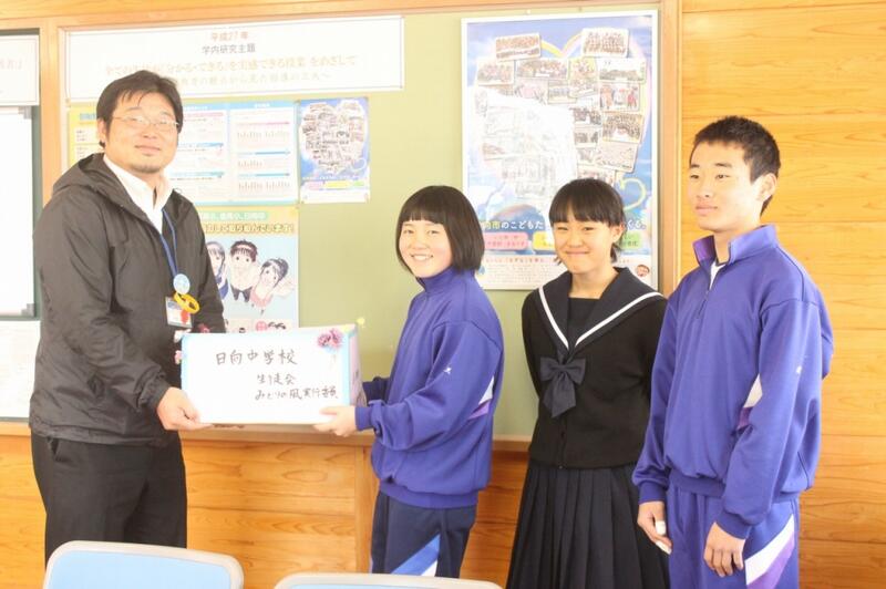 募金をお渡ししています。