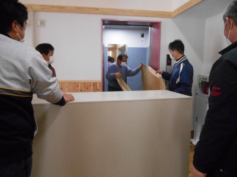 エレベーターを使って