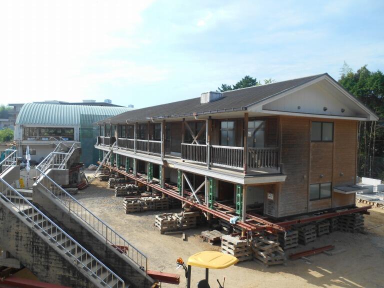 部室棟と体育館