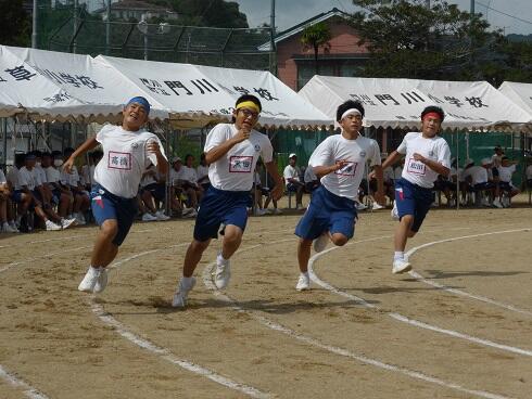 学級対抗リレーの一場面